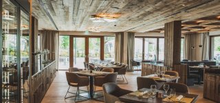 Pure - Ehrwald - Essbereich Altholzdecke, Esstische, Stühle mit Ausschnitt